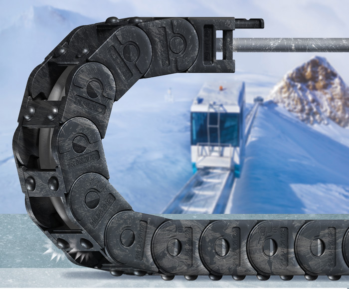 Dwa sferyczne piny na każdym ogniwie prowadnika zmniejszają powierzchnię kontaktu, a tym samym ryzyko zamarznięcia ice-chain (Źródło: igus Sp. z o.o.)